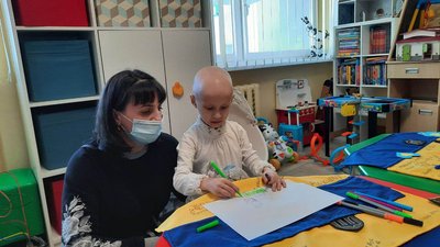 До міжнародного дня онкохворий дітей військові передали пацієнтам львівської лікарні підписаний стяг До міжнародного дня онкохворий дітей військові передали пацієнтам львівської лікарні підписаний стяг