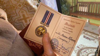 Херсонські родини військових, які загинули на сході України, отримали відзнаки Херсонські родини військових, які загинули на сході України, отримали відзнаки