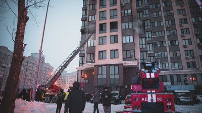 У Києві спалахнула пожежа у багатоповерхівці, людей евакуювали