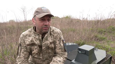 "Роботи мають ризикувати своїм залізним життям": волонтери з Рівненщини передали наземний дрон ЗСУ "Роботи мають ризикувати своїм залізним життям": волонтери з Рівненщини передали наземний дрон ЗСУ