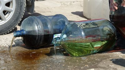 Саморобну горілку та вино, виявлені у Дунаєвецькій громаді, поліцейські знищили на місці події. Фото: нацполіція Хмельницької області. Саморобну горілку та вино, виявлені у Дунаєвецькій громаді, поліцейські знищили на місці події. Фото: нацполіція Хмельницької області.