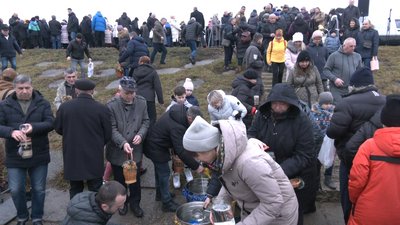 Як на Бистриці Надвірнянській в Івано-Франківську освячували воду Як на Бистриці Надвірнянській в Івано-Франківську освячували воду
