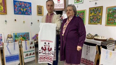 "Рушник єднання": Херсонщина вишила свою частину рушника до всеукраїнського проєкту