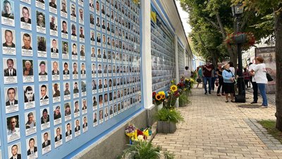 Приспущені прапори та хвилина мовчання. Як Україна відзначає День пам'яті захисників Приспущені прапори та хвилина мовчання. Як Україна відзначає День пам'яті захисників