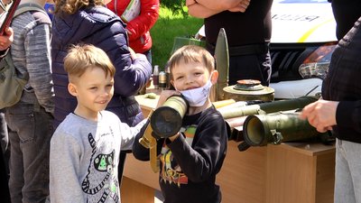 У Житомирі на Замковій горі дітей знайомили з роботою поліції, рятувальників та Червоного Хреста У Житомирі на Замковій горі дітей знайомили з роботою поліції, рятувальників та Червоного Хреста