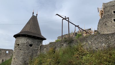 Стіни великої вежі донжон Невицького замку зводять будівельники на Закарпатті