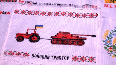 Байрактар, Мрія, Патрон і Півник на полотні: рівнянка Ольга Вус вишиває патріотичні сюжети Байрактар, Мрія, Патрон і Півник на полотні: рівнянка Ольга Вус вишиває патріотичні сюжети