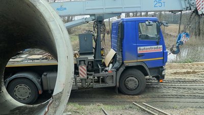 На дорозі до Чернігова будують тимчасову переправу На дорозі до Чернігова будують тимчасову переправу