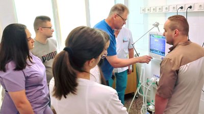 Хмельницька міська дитяча лікарня отримала апарат ШВЛ від благодійників з Литви