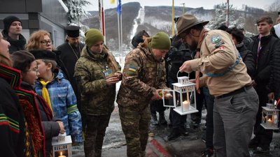 На Закарпаття привезли Вифлеємський вогонь миру. Далі його передадуть в усі регіони України На Закарпаття привезли Вифлеємський вогонь миру. Далі його передадуть в усі регіони України