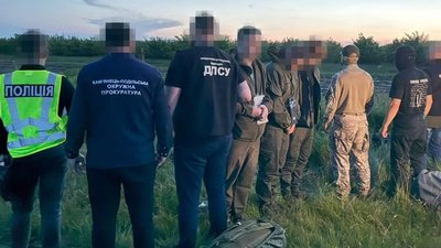 Правоохоронці під час затримання підозрюваних