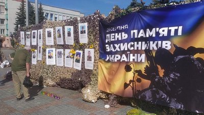 У Рівному вшановують загиблих на Сході захисників У Рівному вшановують загиблих на Сході захисників