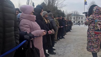 У Сєвєродонецьку до Дня соборності містяни долучитися до ланцюга єдності У Сєвєродонецьку до Дня соборності містяни долучитися до ланцюга єдності