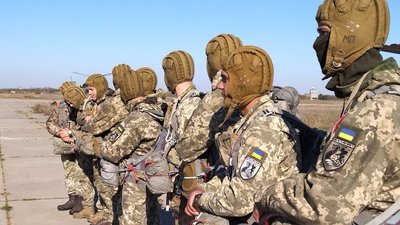 Десантування з повітряного судна Мі-8: у Миколаєві морпіхи стрибали з парашутом Десантування з повітряного судна Мі-8: у Миколаєві морпіхи стрибали з парашутом
