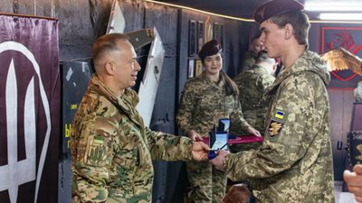 Оборонця з Вінниччини Романа Мельника нагородили нагрудним знаком