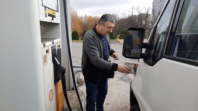 Водій заправляє автівку на АЗС, листопад 2023, Хмельницький Водій заправляє автівку на АЗС, листопад 2023, Хмельницький