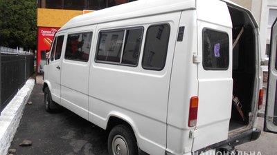 У Рівному чоловіки "роззули" маршрутку. Їх затримали