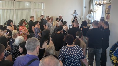 У Херсоні попрощалися з лікарем, який загинув на робочому місці внаслідок обстрілу РФ У Херсоні попрощалися з лікарем, який загинув на робочому місці внаслідок обстрілу РФ