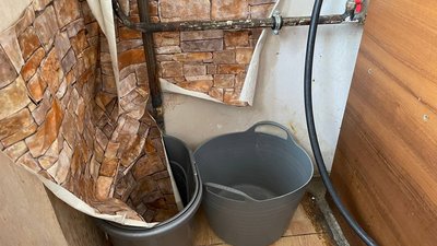 "Ми не встигали вимочувати": у сумській багатоповерхівці з даху потекла вода "Ми не встигали вимочувати": у сумській багатоповерхівці з даху потекла вода