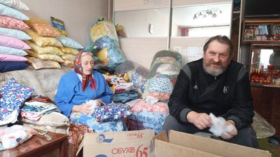 На Житомирщині бабусі пошили півтори тисячі подушок для військових На Житомирщині бабусі пошили півтори тисячі подушок для військових