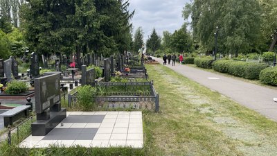 "Він живий, поряд з нами": як у Полтаві проводили поминальні дні "Він живий, поряд з нами": як у Полтаві проводили поминальні дні