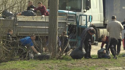 Зібрали 25 вантажівок сміття: на толоку в Луцьку вийшли більше тисячі людей Зібрали 25 вантажівок сміття: на толоку в Луцьку вийшли більше тисячі людей