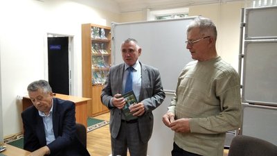 Тернопільський бджоляр презентував книжку про історію розвитку пасічництва