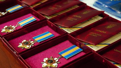 У Сумах рідним загиблих військових передали посмертні нагороди