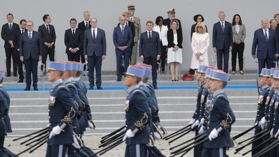Французькі солдати пройшли маршем по Шемп-Елізе Французькі солдати пройшли маршем по Шемп-Елізе