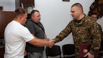 Рідним загиблого нацгвардійця з Волині передали орден "За мужність" Рідним загиблого нацгвардійця з Волині передали орден "За мужність"