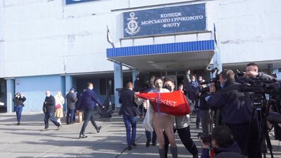 Зеленський проголосував на виборах. До нього намагалася прорватися активістка Femen без білизни
