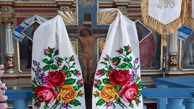 У селах на Тернопільщині священники освячують великодні кошики біля воріт У селах на Тернопільщині священники освячують великодні кошики біля воріт
