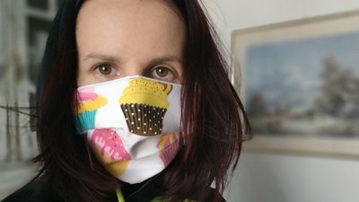 Замість сумок франківська майстриня почала шити маски для пенсіонерів, медиків, бійців