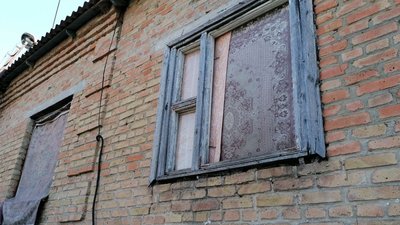 Володимир Колісник закрив вікна в будинку ковдрою Володимир Колісник закрив вікна в будинку ковдрою