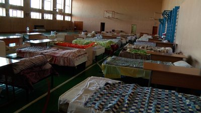 Близько сотні евакуйованих жителів із селища Бородянка Київської області провели ніч у Житомирі Близько сотні евакуйованих жителів із селища Бородянка Київської області провели ніч у Житомирі