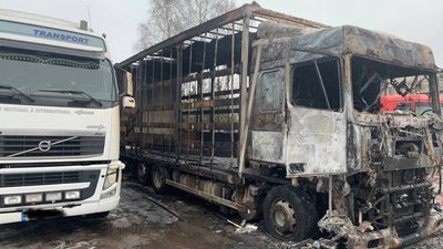У кабіні згорілої вантажівки на Харківщині знайшли мертвого чоловіка У кабіні згорілої вантажівки на Харківщині знайшли мертвого чоловіка