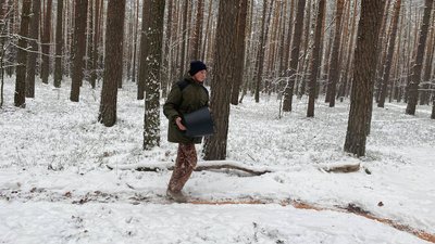 На Житомирщині батько та син взимку підгодовують диких тварин у лісі На Житомирщині батько та син взимку підгодовують диких тварин у лісі