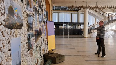 «Це горе проходить через тебе». У Дніпрі відкрили виставку світлин Сергія Дівєєва «Миті війни» «Це горе проходить через тебе». У Дніпрі відкрили виставку світлин Сергія Дівєєва «Миті війни»