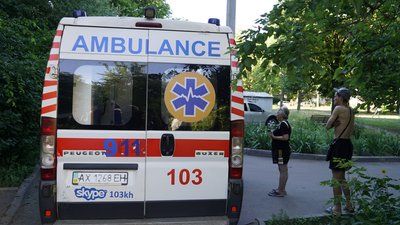"Поки лежав — наді мною вибухало": у Харкові від російського обстрілу поранення дістав комунальник