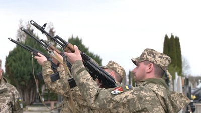 На Алеї героїв у Чукалівці Івано-Франківської громади поховали трьох бійців 78 батальйону 102 бригади На Алеї героїв у Чукалівці Івано-Франківської громади поховали трьох бійців 78 батальйону 102 бригади