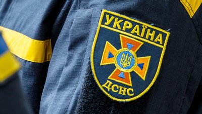 На Закарпатті горів будинок: рятувальники врятували чоловіка