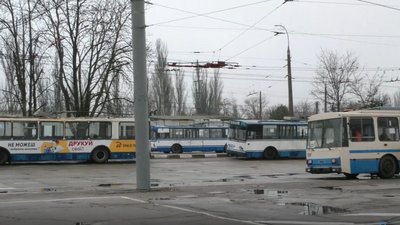 Працівники Херсонелектротрансу скаржаться на наненалежні умови праці: що не влаштовує тролейбусників