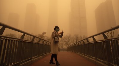 Скасовані рейси та помаранчеве небо. Китай накрила піщана буря