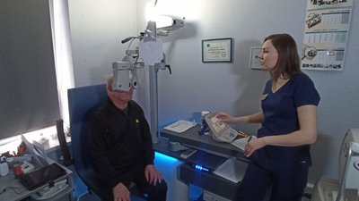 Офтальмологиня Тернопільської обласної клінічної лікарні обстежує Володимира Онищука Офтальмологиня Тернопільської обласної клінічної лікарні обстежує Володимира Онищука