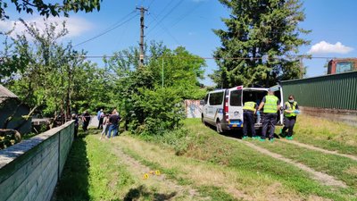У селі на Буковині подружжя пенсіонерів знайшли мертвими в їхньому будинку. На тілах були ушкодження