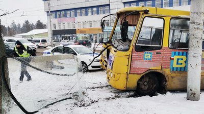 Занесло на дорозі: у Луцьку – аварія за участі маршрутки Занесло на дорозі: у Луцьку – аварія за участі маршрутки