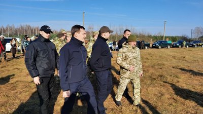 Спецтехніка і місцеві жителі у ролі мігрантів: як відбуваються навчання на Волині Спецтехніка і місцеві жителі у ролі мігрантів: як відбуваються навчання на Волині