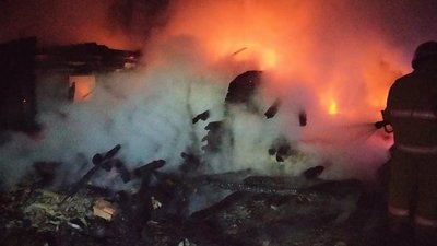 На Рівненщині вщент згоріла хата, всередині виявили тіло чоловіка На Рівненщині вщент згоріла хата, всередині виявили тіло чоловіка