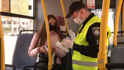 Запорізькі патрульні перевіряють пасажирів громадського транспорту