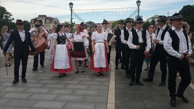 100 артистів Закарпатського народного хору відтворили давнє весілля в Ужгороді